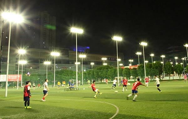 40 set lampu sorot LED di stadion sepak bola di Tiongkok