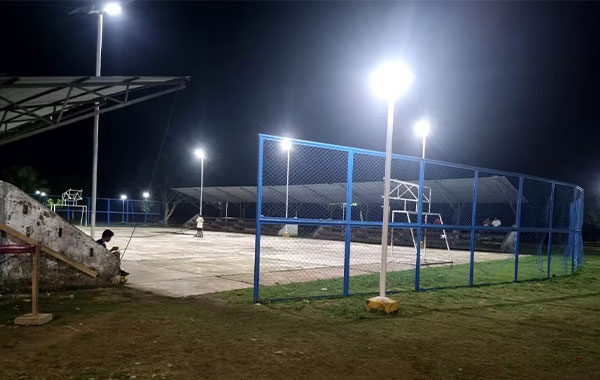 Penerapan sukses dari proyek kota (lampu jalan tenaga surya) di Peru