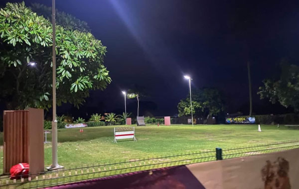 Lampu Jalan surya SLZ yang dibeli dan dipasang Polinesia Prancis