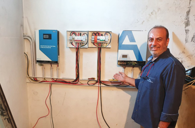 Bagaimana Inverter MPPT Memastikan Daya Stabil di Negara-Negara dengan Jaringan Lemah