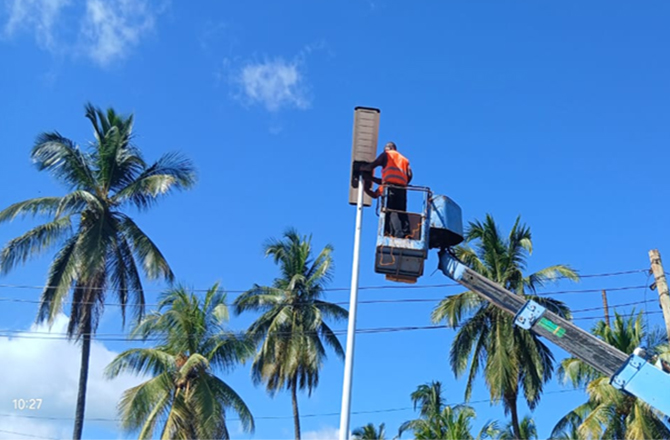 Proyek Lampu Jalan Tenaga Surya 100W Anern Tanzania SLZ
