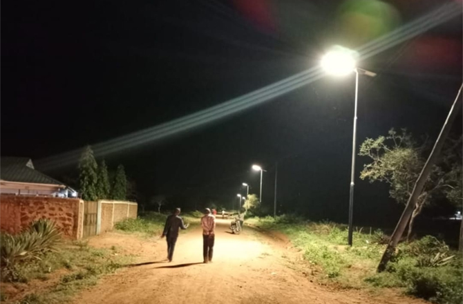 76 Set Lampu Jalan Tenaga Surya SLV di Kenya