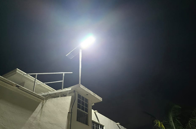 Lampu Jalan Tenaga Surya Anern SLZ2‑200W dalam Proyek Penerangan Jalan di Meksiko
