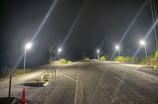 Lampu Jalan Tenaga Surya All-in-One Anern SLZ‑60W dengan Tiang dalam Proyek Penerangan Jalan Pesisir Samoa